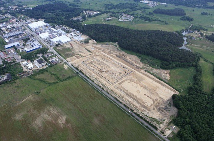 Avvio della prima fase dei lavori di costruzione  del Centro Europeo dei Serramenti, pari a 30 000 m² di superficie dedicati alla produzione