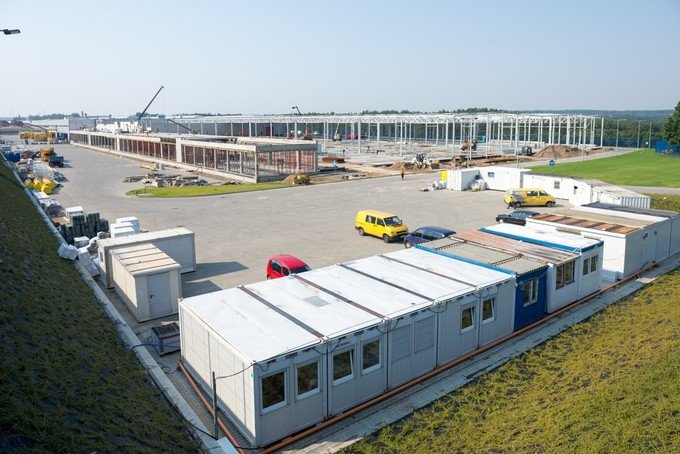 Avvio della seconda fase dei lavori di costruzione  del Centro Europeo dei Serramenti, pari a 25000 m² di superficie per la produzione