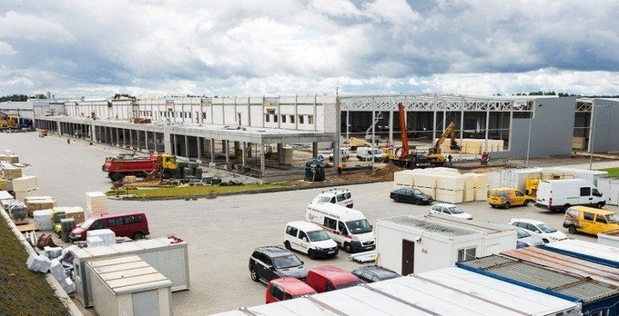 Avvio della seconda fase dei lavori di costruzione  del Centro Europeo dei Serramenti, pari a 25000 m² di superficie per la produzione