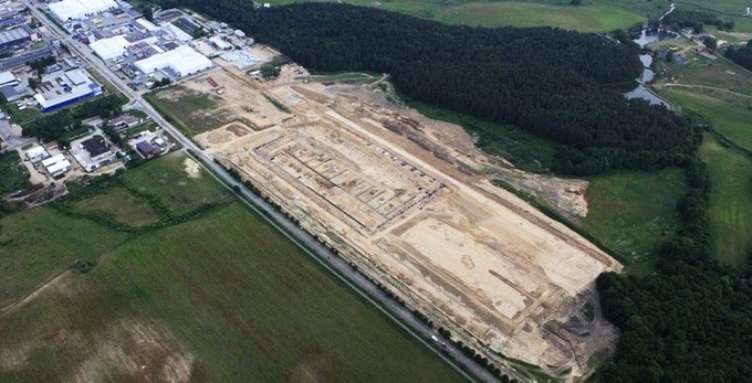 Avvio della prima fase dei lavori di costruzione  del Centro Europeo dei Serramenti, pari a 30 000 m² di superficie dedicati alla produzione